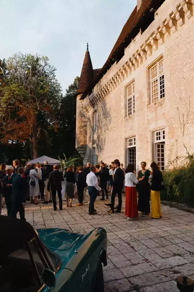 Ambiance de mariage en soirée devant un Château pendant le cocktail.
